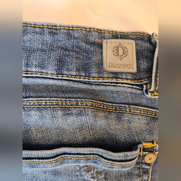 3/$25 Democracy Embroidered Distressed Slim Straight Flood Jeans Size 8 - Picture 3 of 8